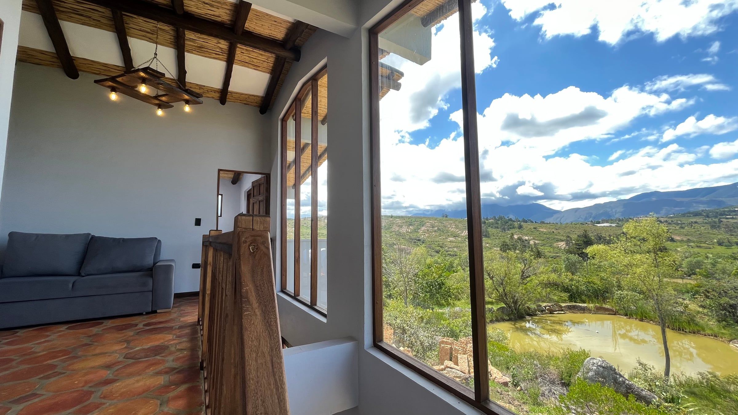 Segundo piso con ventanal de piso a techo hacia el paisaje de Santa Sofía