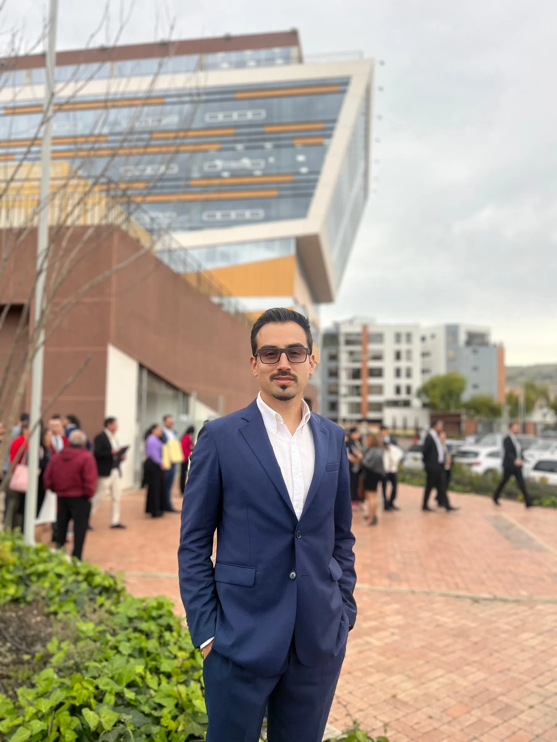 Retrato del arquitecto Iván Darío Prieto Reina, fundador de Terrak Studio, con traje azul